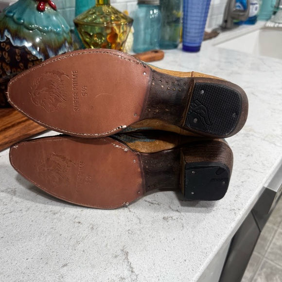 Corral Tan and Red Heart & Winged Embroidered Boots - Picture 5 of 6